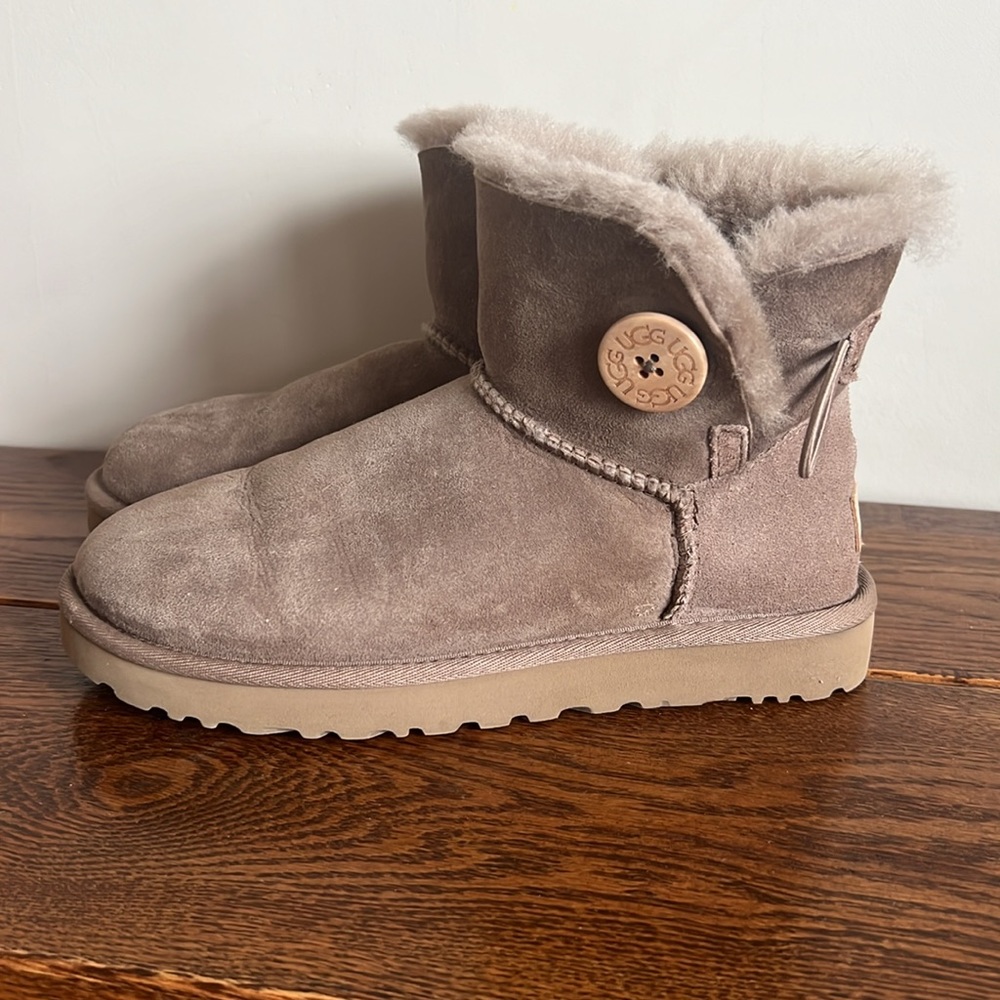 Mini Bailey button uggs (authentic) - Picture 2 of 5